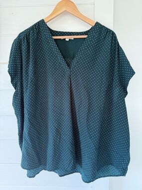 V-Neck Short Sleeve Dot Blouse - Hunter Green